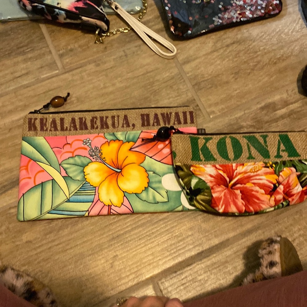 BNWOT Hawaii clutches